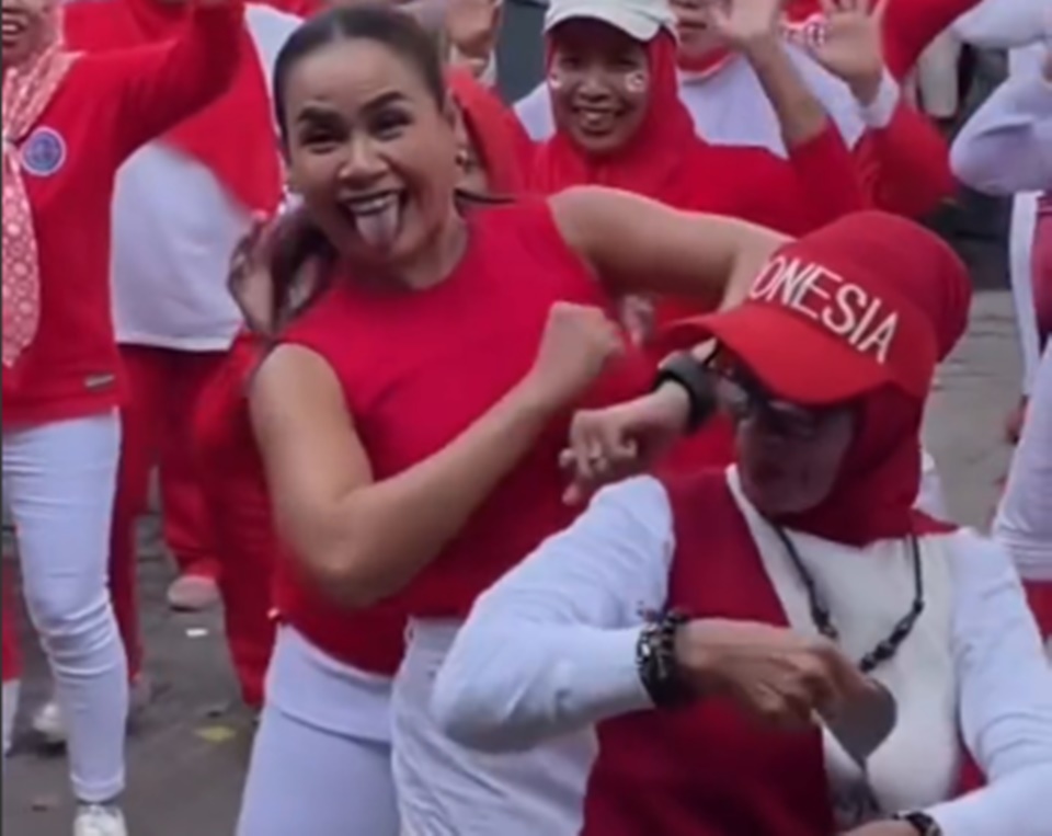 Melaney Ricardo Rayakan HUT RI Bareng Warga Saat Banyak Rekan Artis Diundang ke Istana [Instagram]